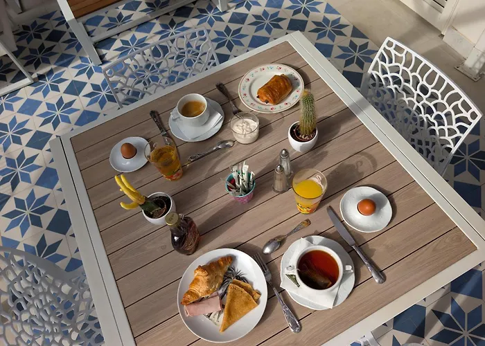 مدموزيل جوان ليه باه